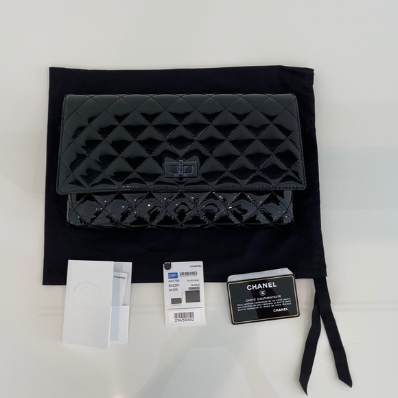 CHANEL 20P REIUSSUE BLACK ON BLACK PATENT LEATHER CLUTCH NIB! - Picture 4 of 17